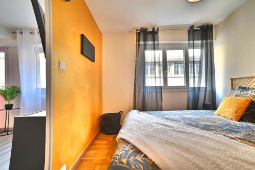 um quarto com uma cama e uma janela em Dolce Vita - Hypercentre - TV 4K - Fibre - Netflix em Saintes