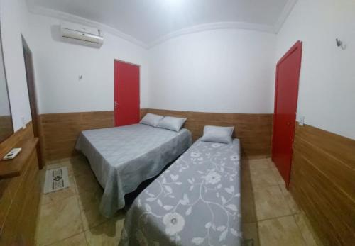 a small room with a bed and a sleeping bag at Casa Boa Venttura Guajiru 3 quartos com ar e piscina in Trairi
