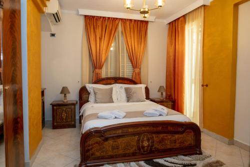 Spacious City Paradise - 3BR Apt in the Heart of Tirana في تيرانا: غرفة نوم بها سرير عليه منشفتان