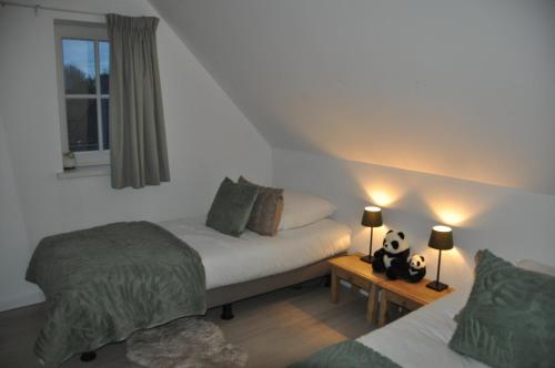 1 Schlafzimmer mit 2 Betten und einem Fenster in der Unterkunft Vakantiehuis 't Verloren Schaap Sluis in Sluis