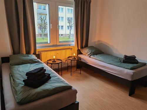 Duas camas num quarto com uma janela em Ferienwohnung im Musikerviertel em Große Mühle