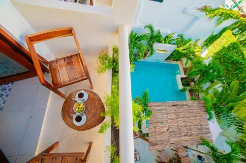 an overhead view of a pool with chairs and a table at Hotel San Vicente in Playa del Carmen