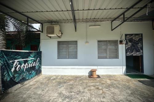 een leeg gebouw met een pot er voor bij Junest Hut in Pantai Cenang