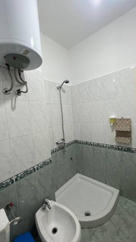 Baño pequeño con aseo y lavamanos en Budget Beach Apartment 35% Discount, en Durrës
