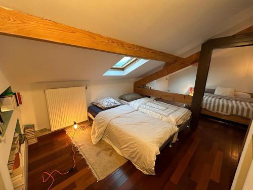 um quarto com uma cama grande num sótão em Chambre privée Lyon em Lyon
