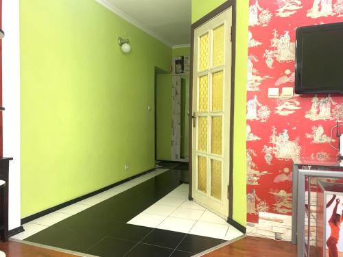 an empty room with green walls and a door at Podil Apart Сковороди Kontraktova Ploscha in Kyiv