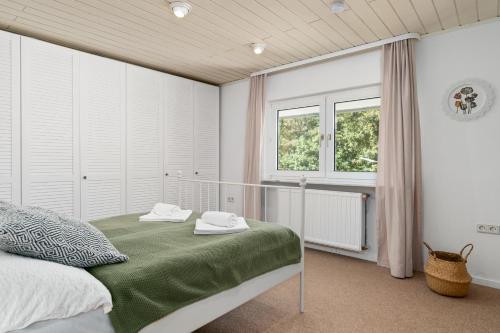 Giường trong phòng chung tại Ferienhaus Zur Alten Burg/Familientreffen/Edersee