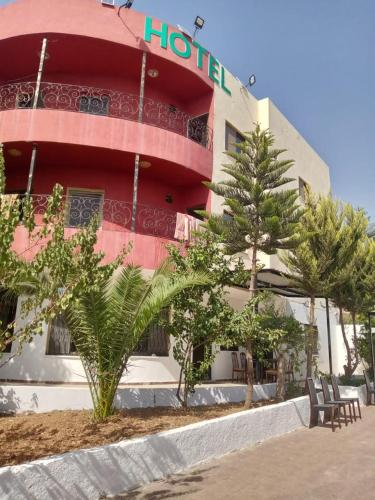 un hotel con dos bancos delante en Jerash Ruins Hotel, en Jerash