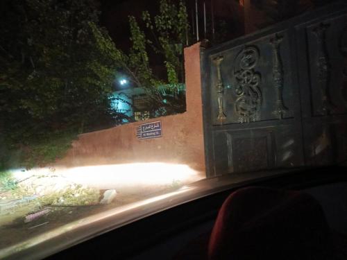 uma vista de uma rua à noite a partir de um carro em Jerash Ruins Hotel em Gérasa