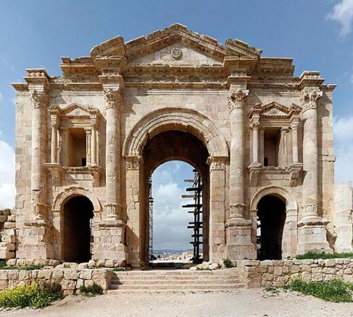 傑拉什的住宿－Jerash Ruins Hotel，前方有楼梯的大型石头建筑