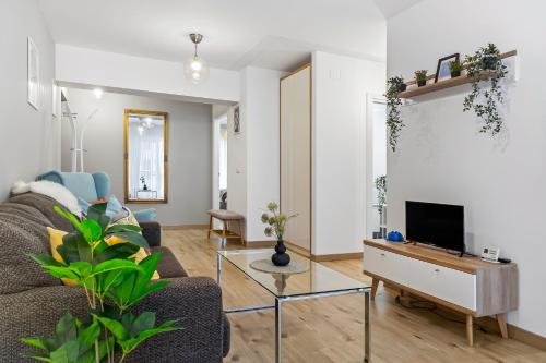 TV/trung tâm giải trí tại Living in Color - Chic Apartment with Balcony at Belvedere Residences