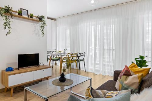 TV/trung tâm giải trí tại Living in Color - Chic Apartment with Balcony at Belvedere Residences