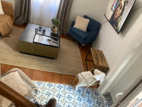 an overhead view of a living room with a table and a chair at Chez violette in Évreux