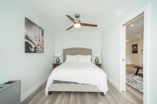 ein weißes Schlafzimmer mit einem Bett und einem Deckenventilator in der Unterkunft Just renovated 3 BR/2Bath/ parking+ downtown view in Atlanta