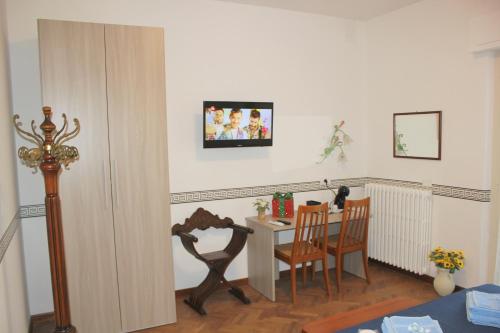 a living room with a table and a table and chairs at B&B Panorama d'Assisi in Santa Maria degli Angeli