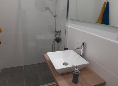 bagno con lavandino bianco e specchio di spacious 2 bedroom holiday home torre villas d a Machico