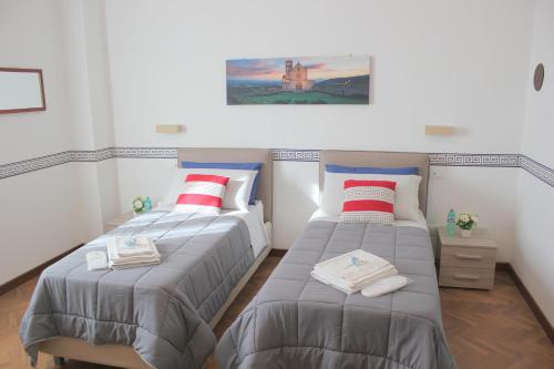 two beds in a small room with at B&B Panorama d'Assisi in Santa Maria degli Angeli