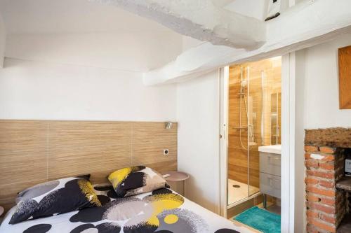 - une chambre avec un lit avec des oreillers et une douche dans l'établissement PARLEMENT 2 - 55m2 -2 CH et 2 SDE, à Rennes