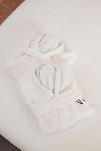 a white scarf sitting on top of a white table at Hotel Palacio de Hemingway in Ronda