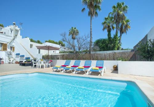 einen Pool mit Liegestühlen und einem Pool in der Unterkunft Owl Booking Villa Trinxater - 12 Min Walk to the Beach in Alcúdia