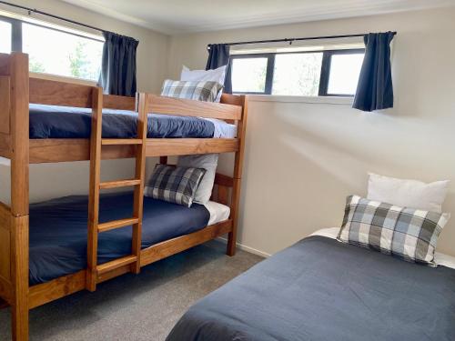 sypialnia z 2 łóżkami piętrowymi i łóżkiem w obiekcie Sefton View w mieście Lake Tekapo