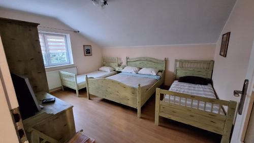sypialnia z dwoma łóżkami i telewizorem w obiekcie AGAWA NOCLEGI w Tarnowie