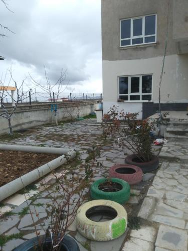 a courtyard with some plants and some tires at enesin evi in Kayseri