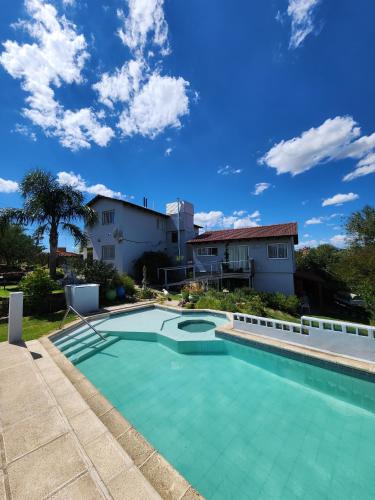 una piscina frente a una casa en Complejo Mayu Inti Wayra - Mayu Sumaj, en Villa Icho Cruz