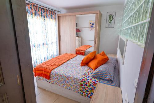 Habitación pequeña con cama y ventana en El Mocan de Thiago Palm Mar, en Arona