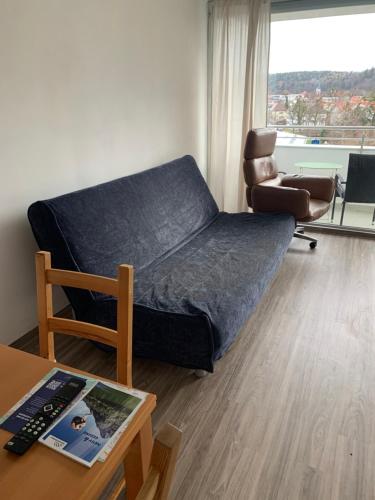um quarto com uma cama, uma cadeira e uma mesa em Reichenbach Apartment em Bad Reichenhall