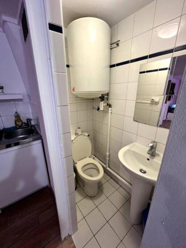 une petite salle de bain avec toilettes et lavabo dans l'établissement Studio charmant centre Idéal, à Paris