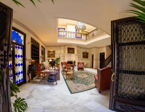 ein Wohnzimmer mit Möbeln und einem Kamin in der Unterkunft Hotel Palacio de Hemingway in Ronda