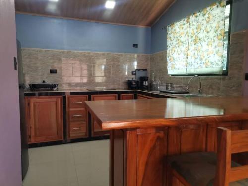 Dapur atau dapur kecil di Casa Sios San Luis, Monteverde