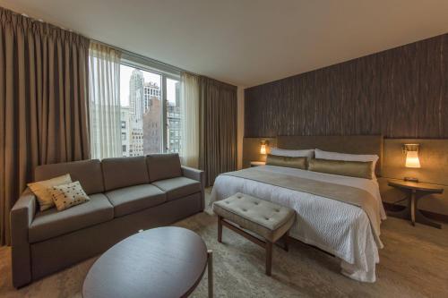 um quarto de hotel com uma cama e um sofá em Marriott Vacation Club®, New York City  em Nova York
