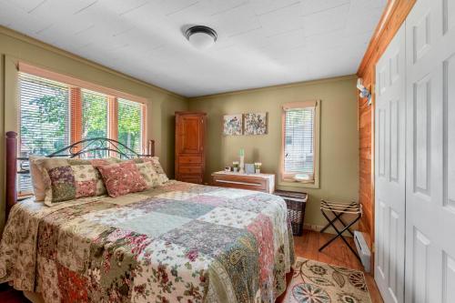 1 dormitorio con cama y ventana en Lakeview Retreat, en Lakeville
