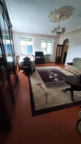 sala de estar con cama y alfombra grande en Lalvar en Alaverdi