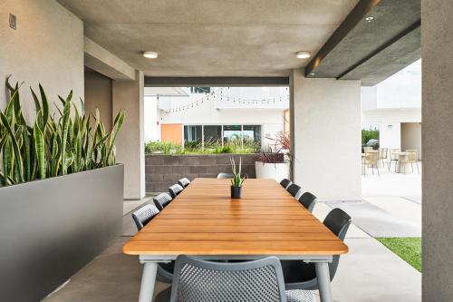 a dining room with a wooden table and chairs at Luxury 2BD 2BA, BRAND NEW/PETS/CLOSE TO EVERYTHING/BOHO+COZY VIBES in San Diego