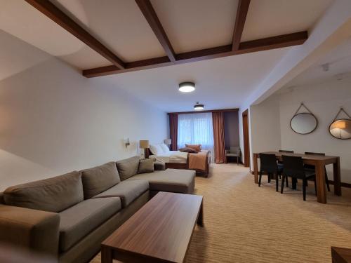a living room with a couch and a table at Apartman Queen Vučko in Jahorina