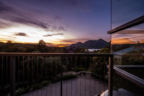 een zonsondergang vanaf het balkon van een huis bij The Bolthole in Coles Bay