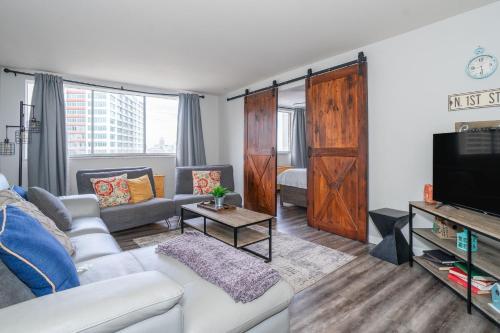 a living room with a couch and a tv at Welcoming Barn, 2 BEDROOM & 1 Bath & Parking in Atlanta