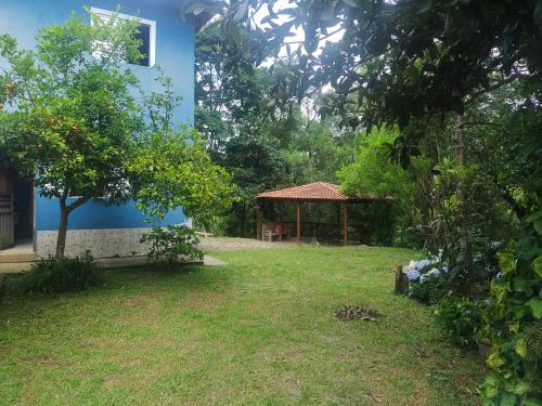 Alagoa的住宿－Pousada Uai，一座花园,花园旁设有凉亭