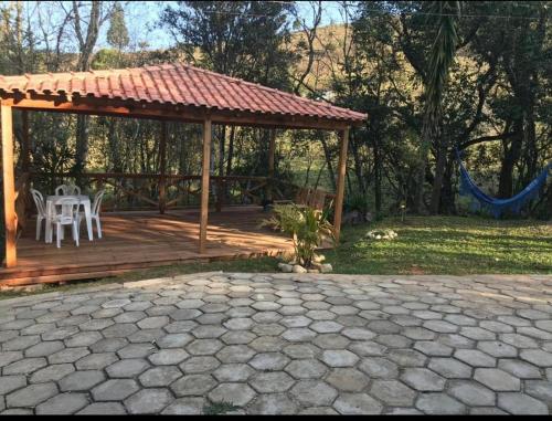 Taman di luar Pousada Uai vem ser feliz