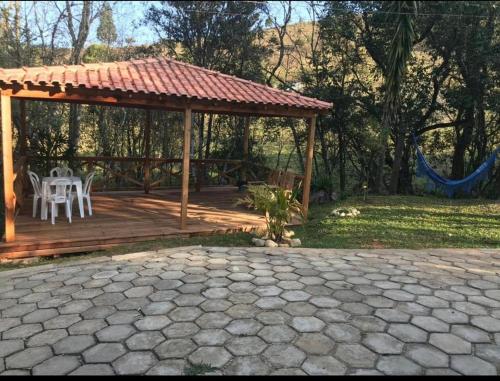 a wooden gazebo with a table and chairs at Pousada Uai in Alagoa