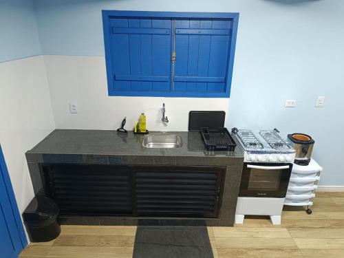 Η κουζίνα ή μικρή κουζίνα στο Residencial Chalé Azul