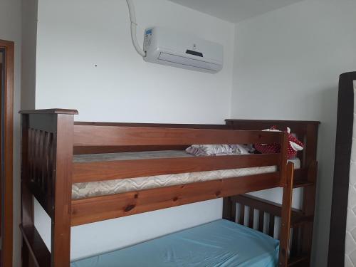 舊巴拉的住宿－Apartamento 2 quartos com Ar，配有加热器的客房内的一张木制双层床