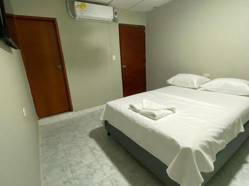 Postel nebo postele na pokoji v ubytování HOSTAL CASA PALMA