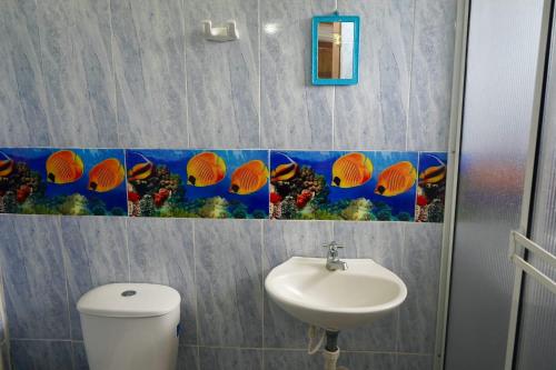 La salle de bains est pourvue de toilettes et d'un lavabo. dans l'établissement Posada Brisas del Mar, à Bahía Solano