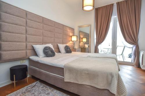 En eller flere senge i et værelse på Prometheus Apartments