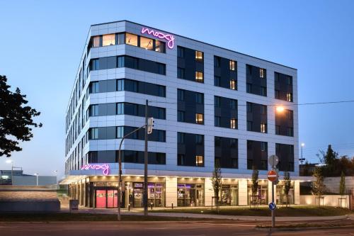 un bâtiment avec un panneau sur son côté dans l'établissement Moxy Stuttgart Feuerbach, à Stuttgart