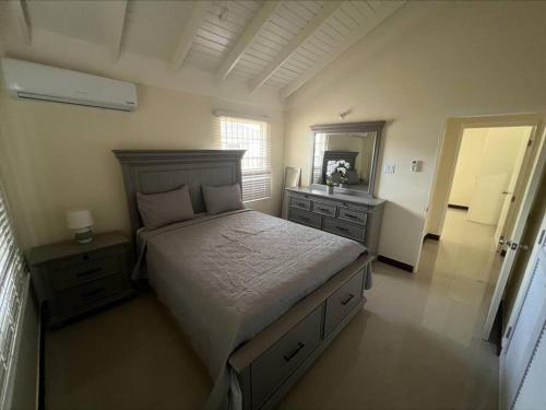 Una cama o camas en una habitación de Colbeck Estates Vacation Home